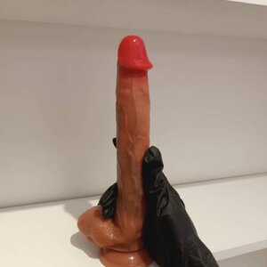 Реалистичный фаллоимитатор на присоске